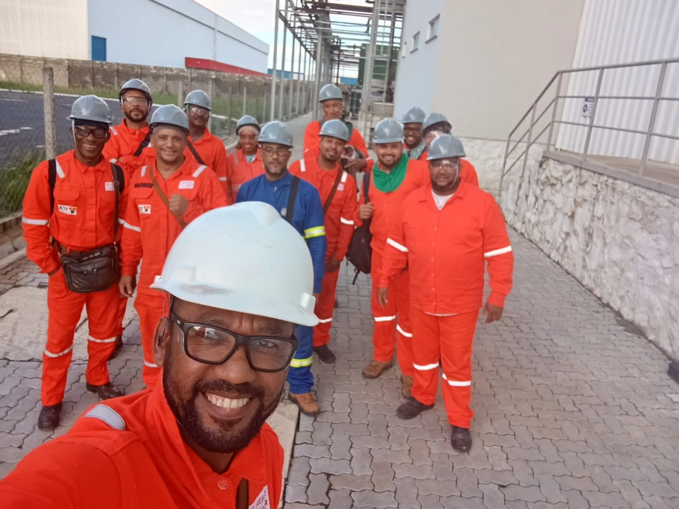 Equipe da TCA Empreendimentos em atividade industrial
