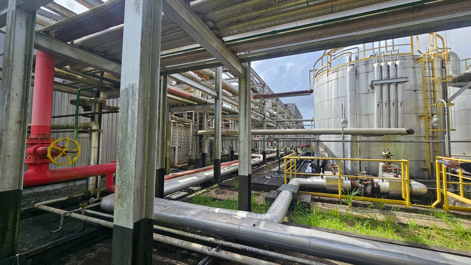 Serviço industrial executado em tanque de armazenamento